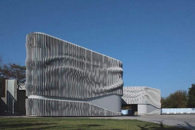 辽阳浅谈现代建筑采用网架结构安装的主要优势和应用